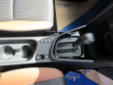 ブレーキホールド搭載!「HOLD」スイッチを押すことで、渋滞や信号待ちなどでブレーキを踏んで停車したときに、ブレーキを保持してくれます。アクセルを踏むと解除されます。