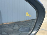 隣車線を走る車両をレーダーで検知し、ドアミラーでは確認しにくい後側方エリアに存在する車両に加え、急接近してくる車両も検知します。車両を検知するとドアミラーに搭載されたLEDインジケーターが点灯します。