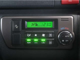 オートエアコンが付いています!1年中快適な室内を提供。車内温度を設定すると風量を自動で調整してくれます。