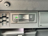 ETCユニットはグローブボックスの中に装着されています。こちらの車両はDSRC(ETC 2.0)に対応していますので、渋滞情報などリアルタイムでナビに反映されます。