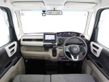 N-BOXの開放的な前方視界。フロントガラスが大きいので運転がしやすく疲れにくいです。また、全ての装備が適正配置されていて操作性に優れています。
