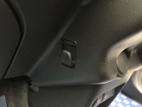 【ショッピングフック】買い物袋などを引っ掛けるためのショッピングフックが付いています。