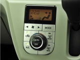 オートエアコンを装備しておりますので、四季を通じて車内を快適な温度に保つことが出来ます!高級感が有りますね!