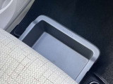 助手席のシート下には便利なスライド式の収納も。運転用の替え靴や、車内に常備したい子ども用品、着がえた服などを収納できます。