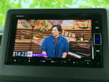 停車中にテレビ番組を視聴でき、待ち時間を過ごす際にも活用できます。画面には番組映像と時刻が表示され、車内でのひとときをより快適に楽しめます。