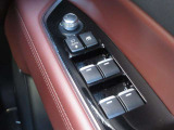 全席オート対応のパワーウインドウや電動格納ミラースイッチを手元に集約。運転席から直感的に操作しやすく、有料道路の料金所や狭い道でのすれ違い、日常の換気時など様々な場面で重宝する実用的な機能です。