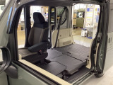 床は低く、天井は高く、すみずみまで使える四角い荷室の大空間です。運転席以外の空間すべてに荷物が積める!。助手席側センターピラーレス (ドアインピラー構造)です。