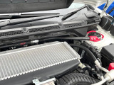 【STIタワーバー】お車の剛性を高めるタワーバーを装備。よりスムーズなコーナリング走行が可能となり、走りも楽しめます。