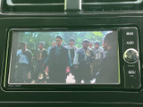 画面でテレビ番組を視聴できるため、停車中の待ち時間も有意義に過ごせます。映像が見やすい位置にあり、手軽に番組を楽しめる装備として日常のさまざまな場面で役立ちます。