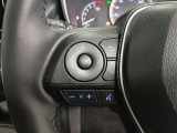 ステアリングには運転中でも簡単に操作できる各種スイッチついてます