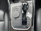 【シフトノブ】BMWの高性能オートマチックは、ATセレクトレバーを左側に倒すことで、通常の「D」から「S」(スポーツ)または「M」(マニュアル)へと切り替えが可能です