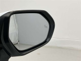 隣車線を走る車両をレーダーで検知し、ドアミラーでは確認しにくい後側方エリアに存在する車両に加え、急接近してくる車両も検知します。車両を検知するとドアミラーに搭載されたLEDインジケーターが点灯します。