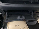 【グローボックス】助手席の前にあるグローボックスです。小物の収納に便利です。