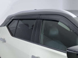 【サイドバイザー】雨の日も気にせず換気ができます。雨の日の喫煙時が非常に便利です。