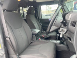 ●前席:ゆったりとしたドライバースペースで、長時間の運転でも快適にお過ごしいただけます。