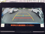 後方の映像に加えてガイド線も表示され、駐車時に車両と周囲の位置関係を確認しやすい画面です。目視とあわせて活用でき、狭い場所での駐車をサポートします。