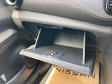 グローブボックスは奥行きがあり、日常品や車検証、その他の収納に便利です!