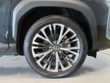 純正のアルミホイール装着車です。タイヤサイズは215/50R18です。