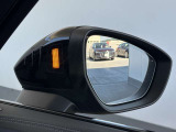 ●アウディサイドアシスト『後方の死角を並走する車両を検知しドアミラーの内側のLEDが点灯。ドライバーに注意を促し事故を未然に防ぐシステムです。』
