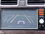 【バックカメラ装備】 リヤカメラにより後方の確認が出来ます。見通しが悪い夜の駐車場での車庫入れには、心強い味方となります。