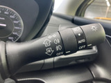 レバー上の表示で各種ライト操作の目印を確認でき、運転席から必要な操作を把握しやすい設計です。手元にまとまった配置で、日常の運転を支える使いやすい装備です。