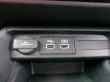 便利なUSBジャック・12V電源ソケットも付いています。周辺機器の充電にご利用頂けます。