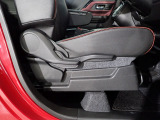 運転席はシートハイトアジャスター付で高さ調整が出来るので、色々な方のドライビングポジションに合います!