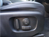 【運転席】細かなポジション調整がしやすい電動フロントシートを装備。
