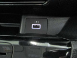 ■ナビ下に設置されているUSBポートでは、携帯電話など充電するのに便利です。