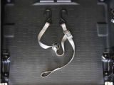◆車いす固定ベルト◆この車両は車いす仕様車です。車いすを楽に載せられるよう装備設計されており、スロープで段差なく車いすを載せることができます。