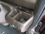 運転席右側の手の届きやすい位置にもドリンクホルダーがあります。