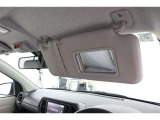 運転席サンバイザーにはミラーが装着されており、身だしなみチェックに便利です。
