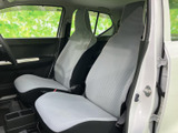 前席の背もたれや後席の座面が見渡せ、車内の広がりを感じられる眺めです。明るいシートと窓からの光が開放感を生み、乗り降りの際にも室内の様子を把握しやすい空間です。