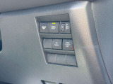ステアリング右手のパネルには、オートハイビーム切替スイッチ、パワードアONOFFスイッチが備え付けられております!スイッチパネルに後付けの電装品も装着可能です!!