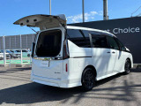 デュアルバックドアで後ろが狭い駐車場でもバックドアの開閉が出来ます!!