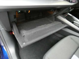 ■Audiでは独自の基準をクリアした車だけをAudi認定中古車として認めています。条件を満たした車だけが、認定資格を持つテクニシャンの手による100項目にも及ぶ点検・整備を受け、お客様のもとへ届けられます。