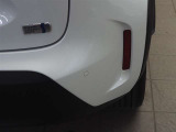 コーナーセンサーを車の前後に装備。障害物までの距離に応じて警告音を変えてお知らせ。縦列駐車時や駐車場・車庫などでの取り回しをサポートします。詳細は販売店スタッフまでおたずねください。
