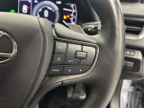 前方の車との車間を設定し、スピードを上げたり緩めたりを自動で行ってくれる追尾式の「レーダークルーズ」。上級装備の一つです!高級車にしかつかない嬉しい機能です。