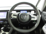ハンドルの両側に操作ボタンが付いております。運転しながら操作ができるのでとっても便利!