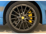 フロントには名門Bremboの4ポッドキャリパーが装備。ドライバーのテンションを高めてくれます。