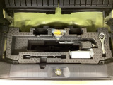 トランク床下には工具類も完備☆