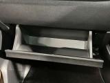 【グローブボックス】容器がせり出してくるバケットタイプ!一目で中身を把握でき、取り出しやすさにも優れます!