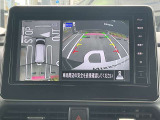 アラウンドビューモニターです。4つのカメラからの映像を合成・処理することで空から見下ろすような視点で周囲を確認でき、駐車時のクルマの位置確認がスムーズになります。