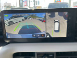 【アラウンドビューモニター】周囲を見渡せる映像で、スムースな駐車をサポートします