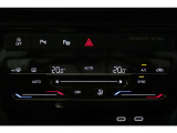 エアコンは、運転席と助手席でそれぞれお好みの温度に設定できる2ゾーンフルオートエアコンです。これからの季節はあるとうれしい機能ですね。