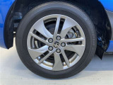 タイヤサイズは185/60R15!納車前点検時に当社指定の新品タイヤに交換いたします!純正アルミホイール!ホイール表面に擦り傷箇所あり。(右リヤタイヤ)