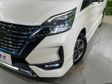 【LEDヘッドライト】悪天候や夜間走行時も良好な視界を確保し安心して運転できる高輝度LEDヘッドライトを装備!点灯速度が早く、消費電力も抑えられています。