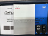 スマートキーは鍵をバッグに入れたままでもドアロックの開閉やエンジンのON・OFFができます。夜間や雨の日も鍵を探さなくて良いので便利です。