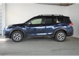 スバルの4WD(AWD)は直進安定性に優れ、日常走行から高速走行まで、さまざまなシーンで安心感に満ちた走りが愉しめます。それは悪路や泥道など左右のタイヤの路面状況が異なるシーンでも変わりません。
