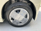 純正の14インチホイールを装着しております。タイヤサイズは155/65R14です。